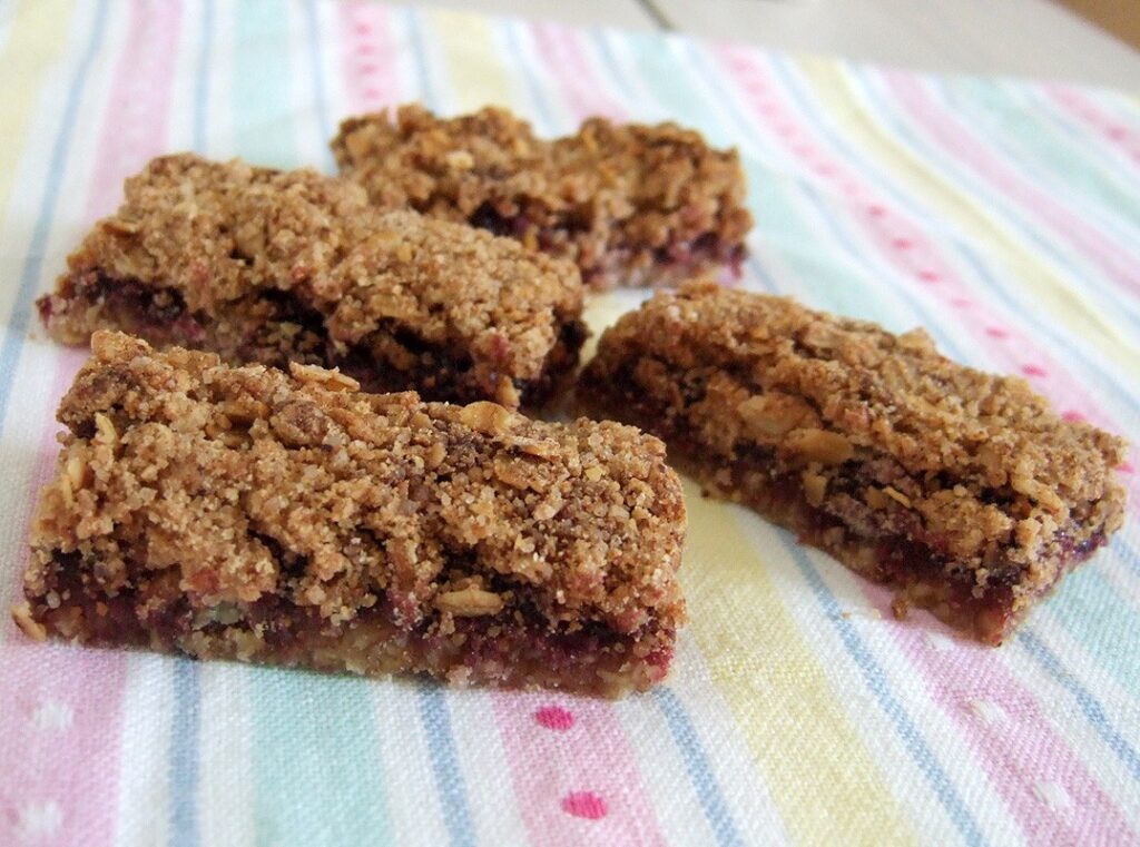 Oatmeal bar with jam