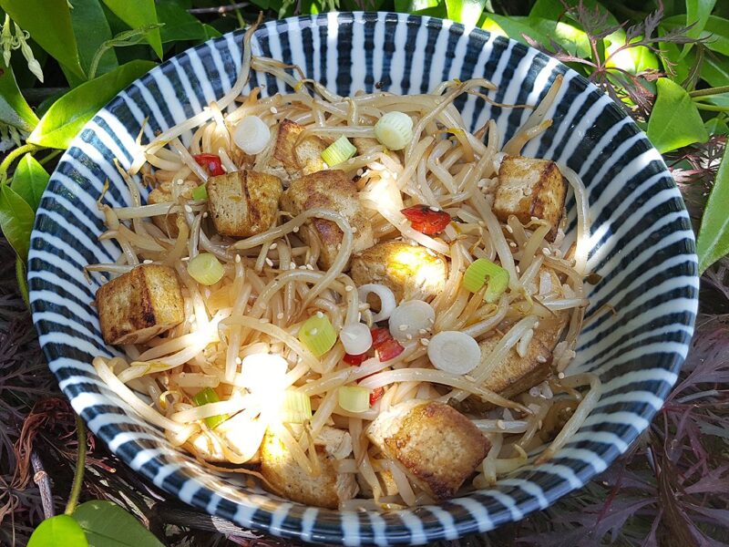 Stir-fried bean sprouts with tofu