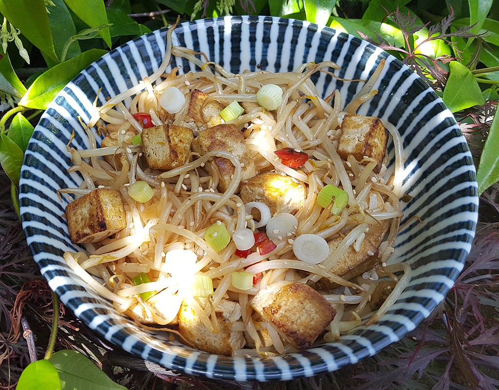 Stir-fried bean sprouts with tofu