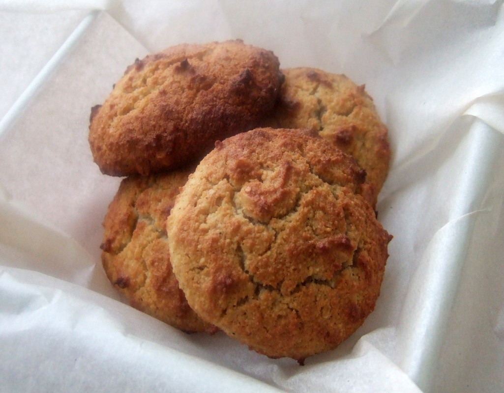 Low-carb almond cookies