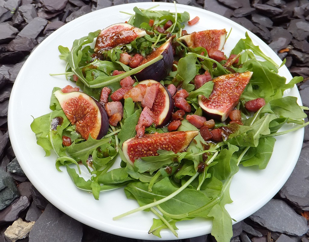 Fig and rocket salad with pancetta