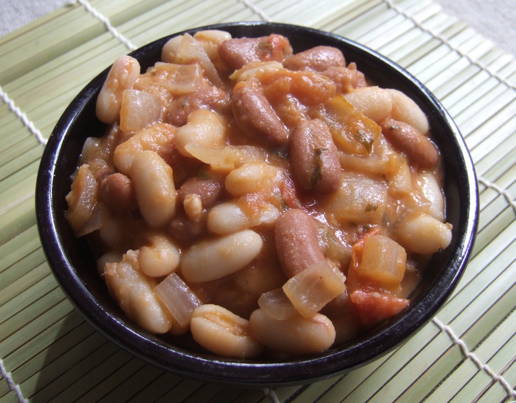 Baked beans with anchovy