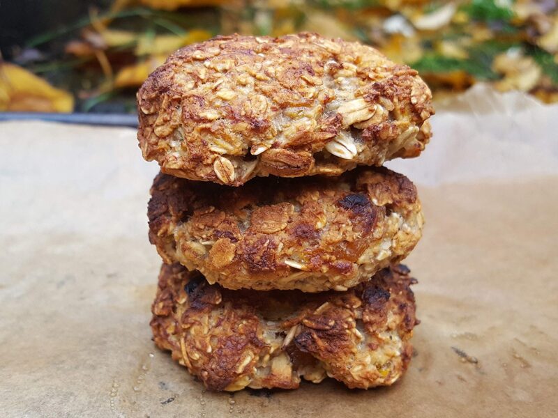 Oat cookies with almond and apricot