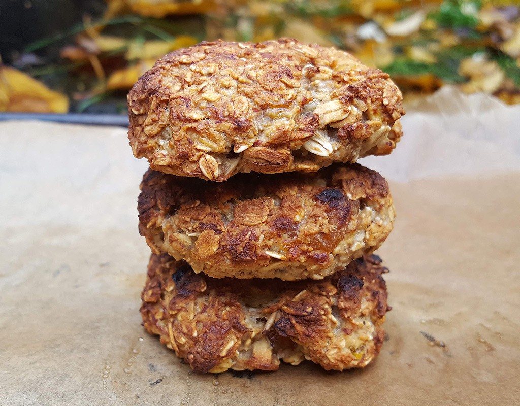 Oat cookies with almond and apricot