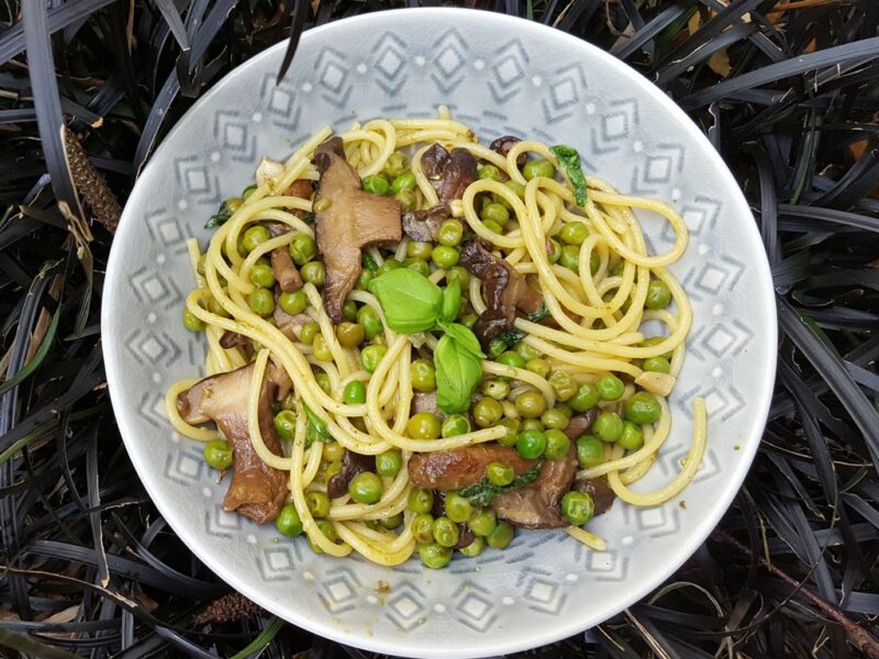 Pasta with green peas and shiitake