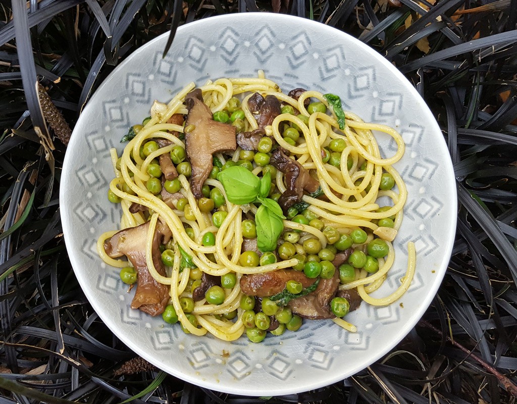 Pasta with green peas and shiitake