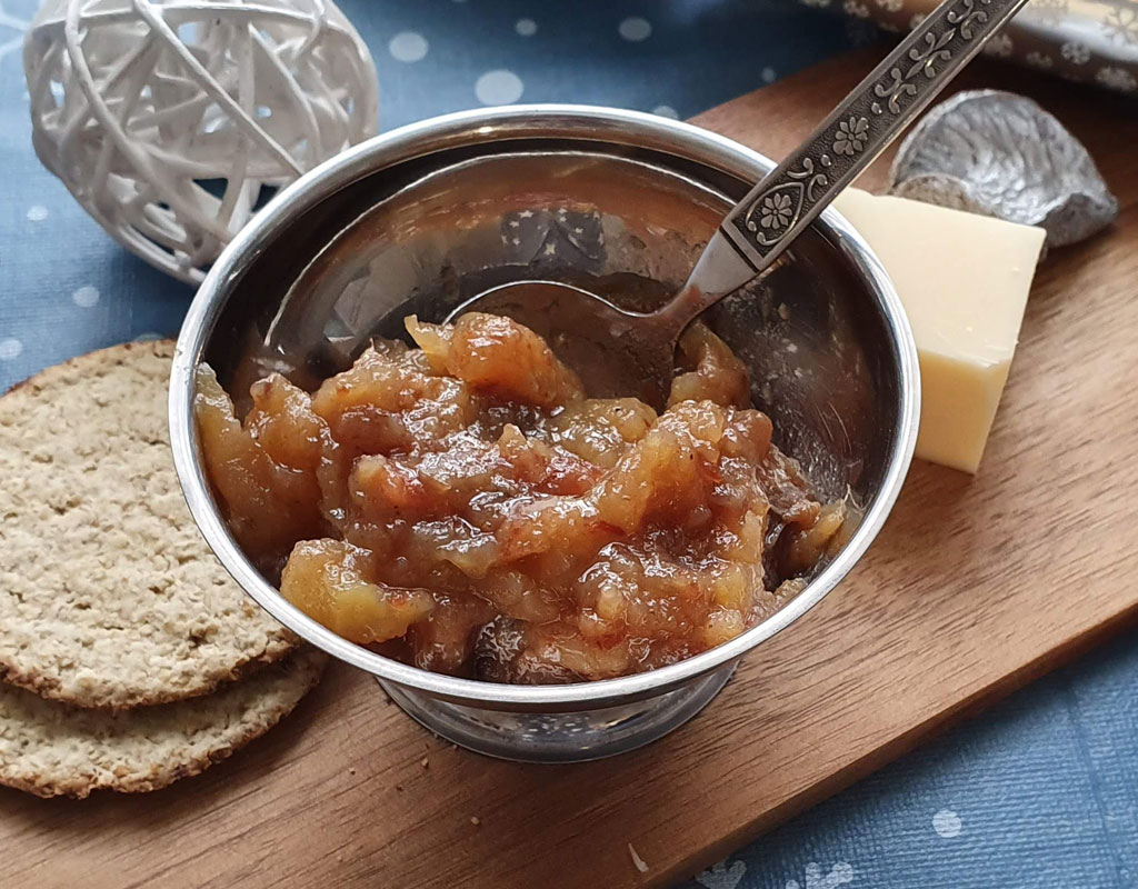 Easy apple and date chutney