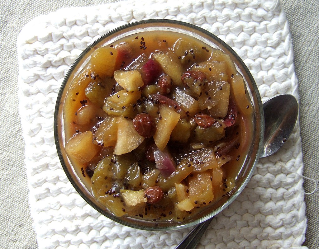 Spiced kiwi chutney