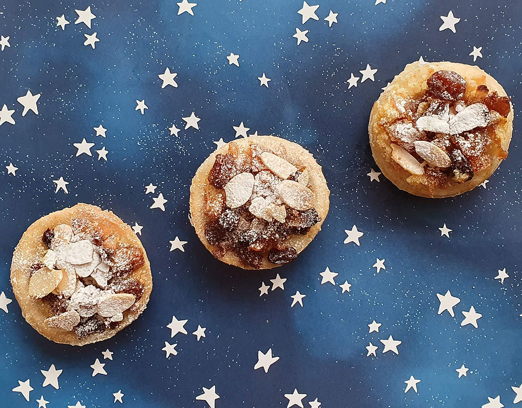 Vegan almond puff mince pies