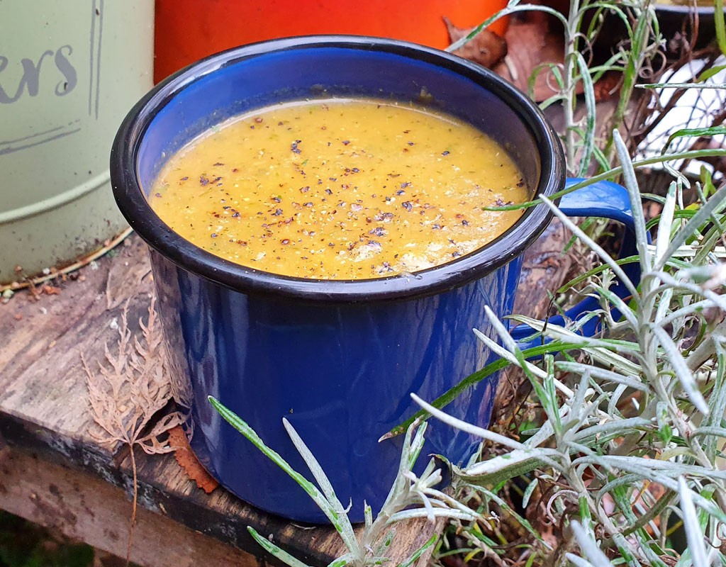 Roasted tomato and broccoli soup