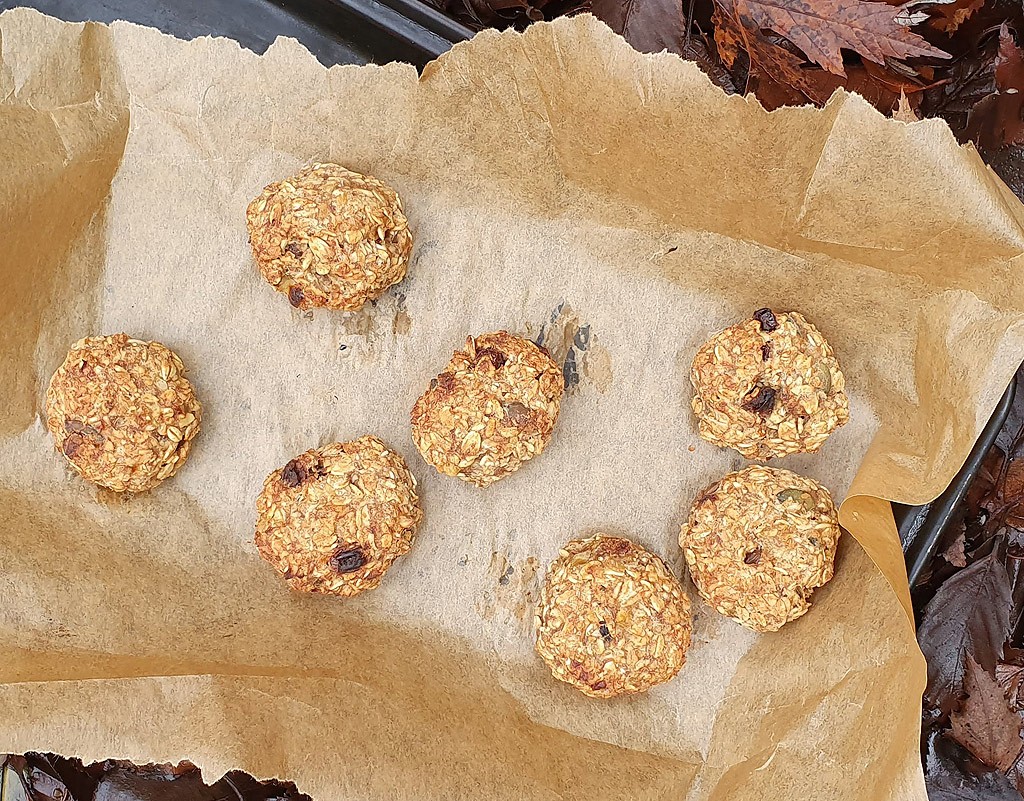 Vegan oat cookies with banana and seeds