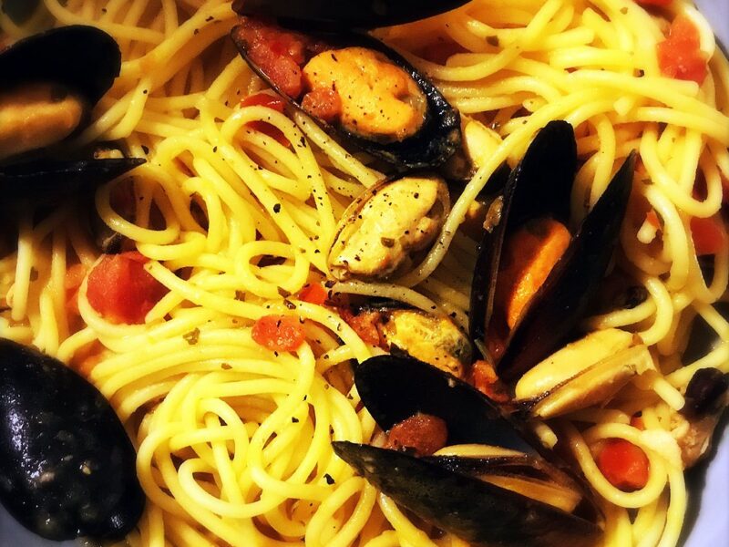 Mussels with Spaghetti and spiced tomato sauce