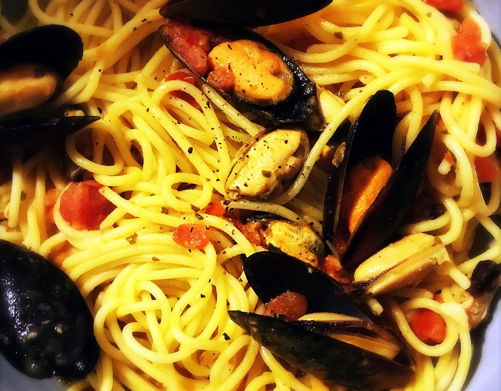 Mussels with Spaghetti and spiced tomato sauce