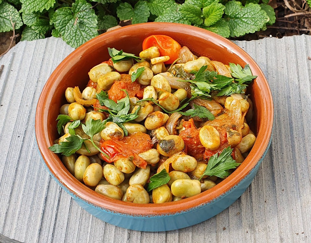 Broad beans with tomatoes