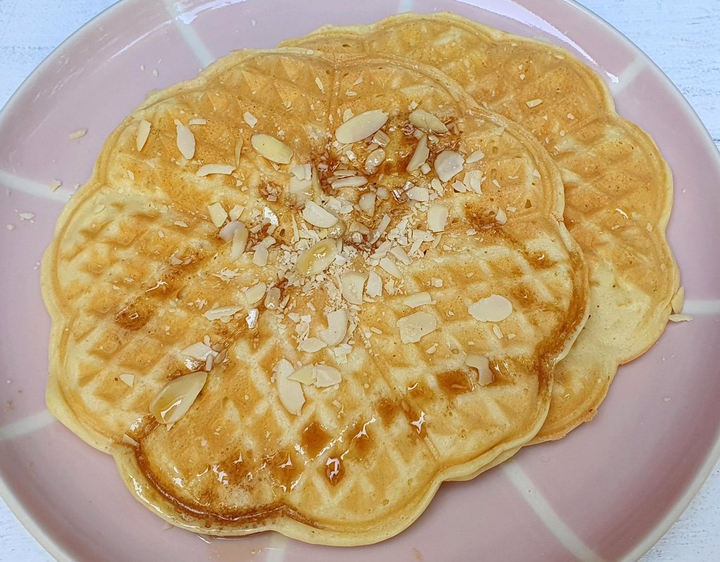 Almond and lemon waffles