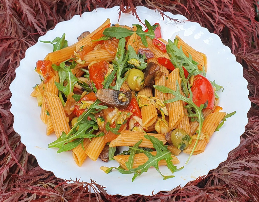 Pasta with mushroom and courgette sauce