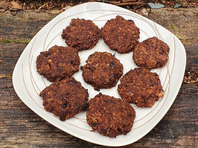 Vegan chocolate and hazelnut oat cookies