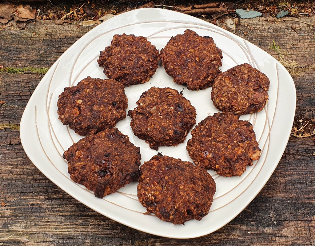 Vegan chocolate and hazelnut oat cookies