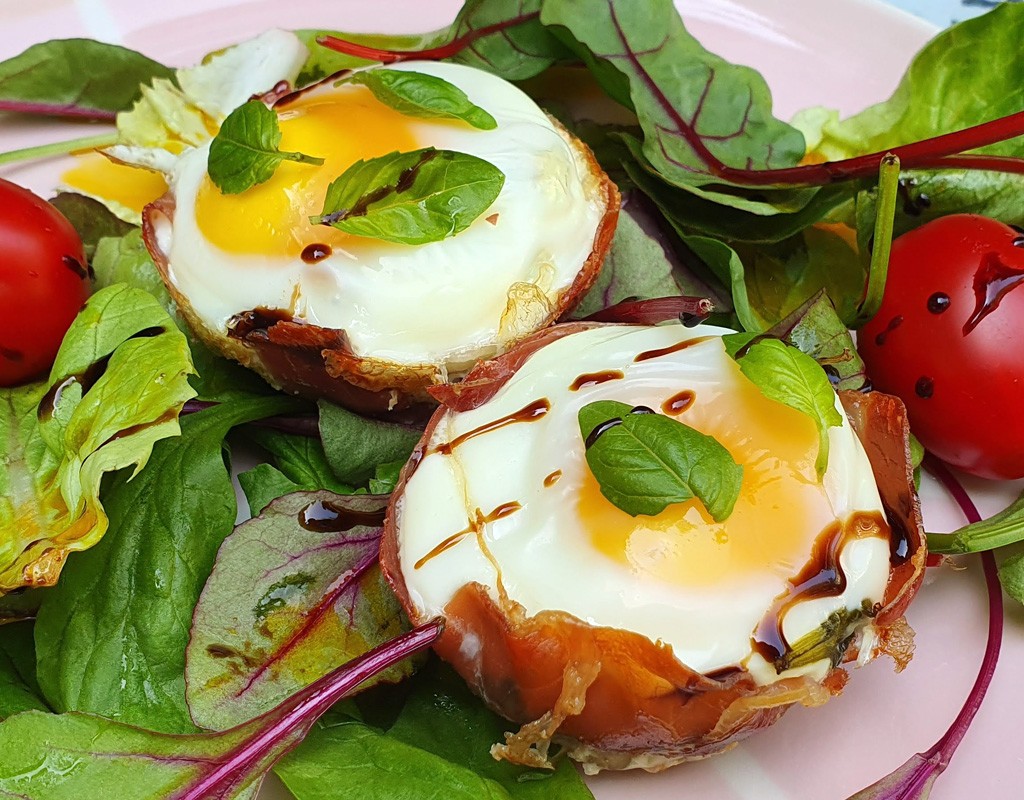 Baked Prosciutto and spinach egg cups