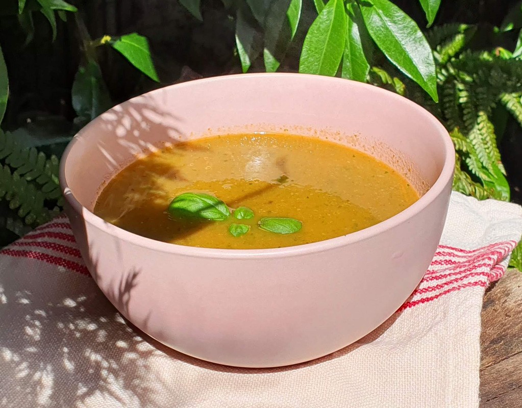 Roasted tomato and spinach soup