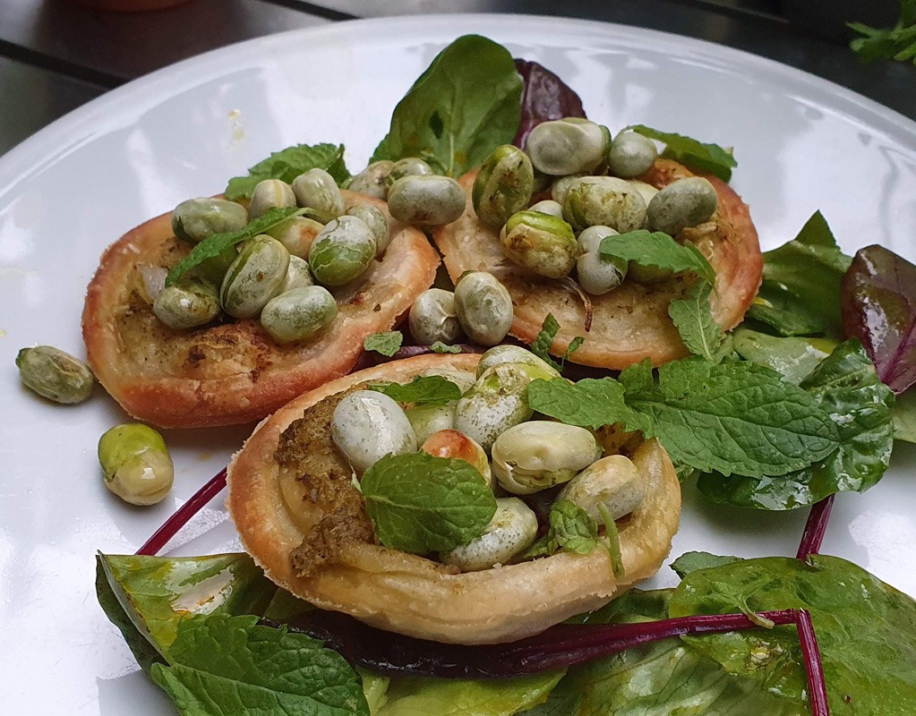 Broad beans and pesto tartlets