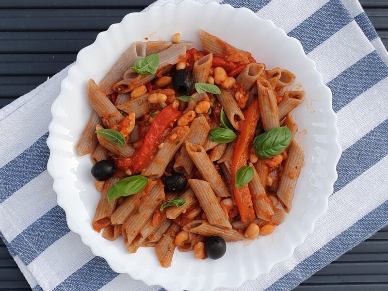 Pasta with beans and roasted pepper