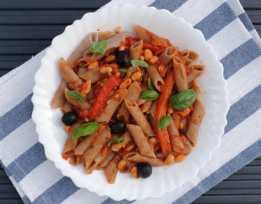 Pasta with beans and roasted pepper