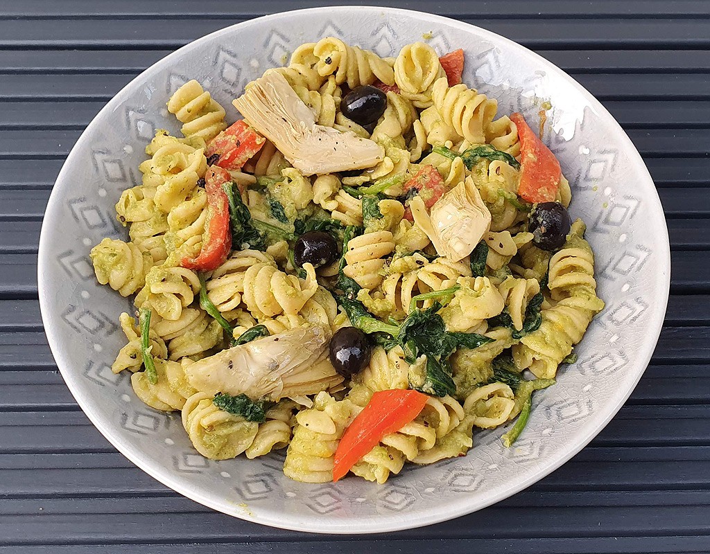 Pea and spinach pasta with grilled pepper and artichoke