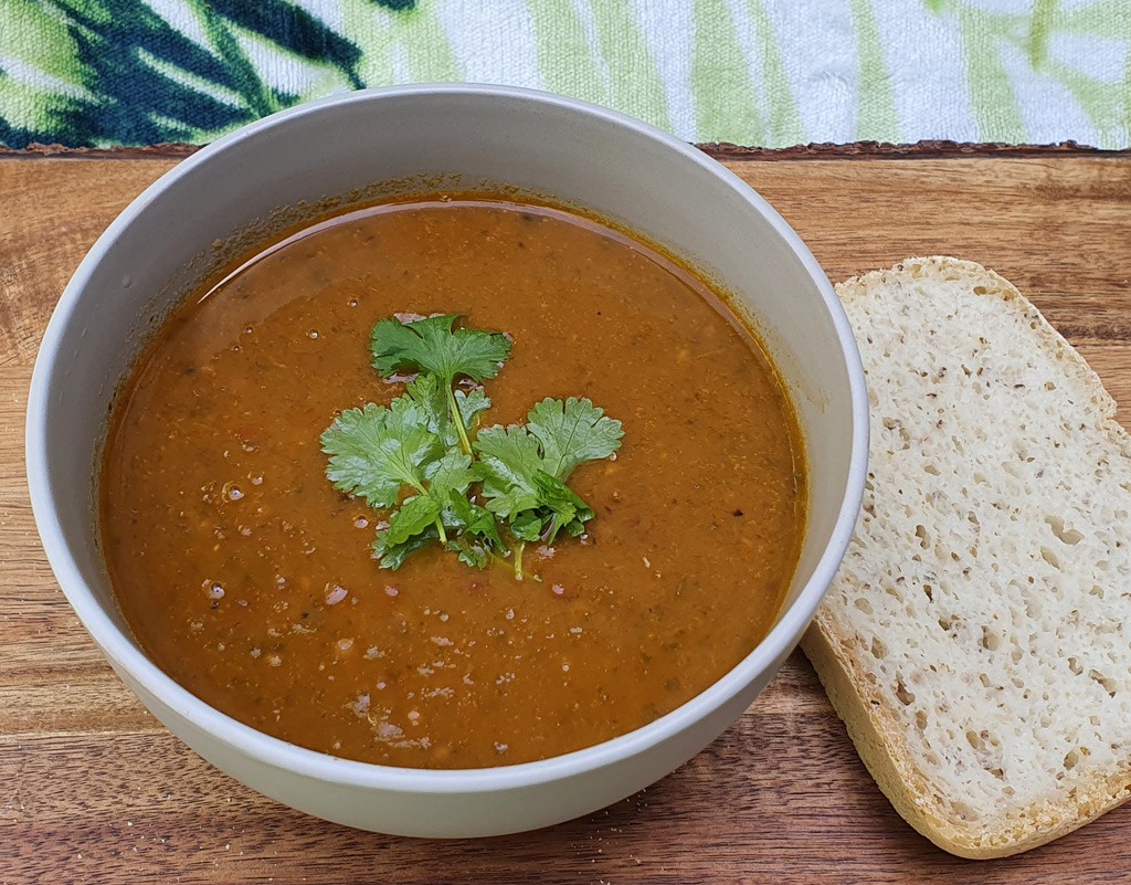 Roasted tomato, pepper and lentil soup