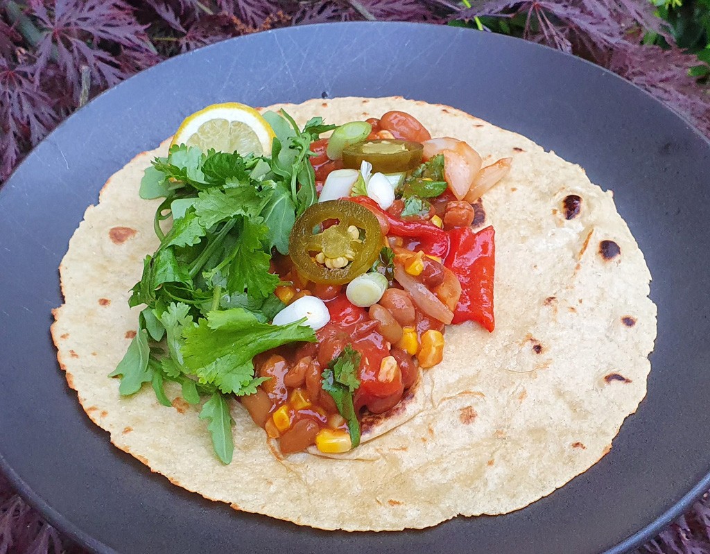 Tortilla with spicy beans and grilled vegetables