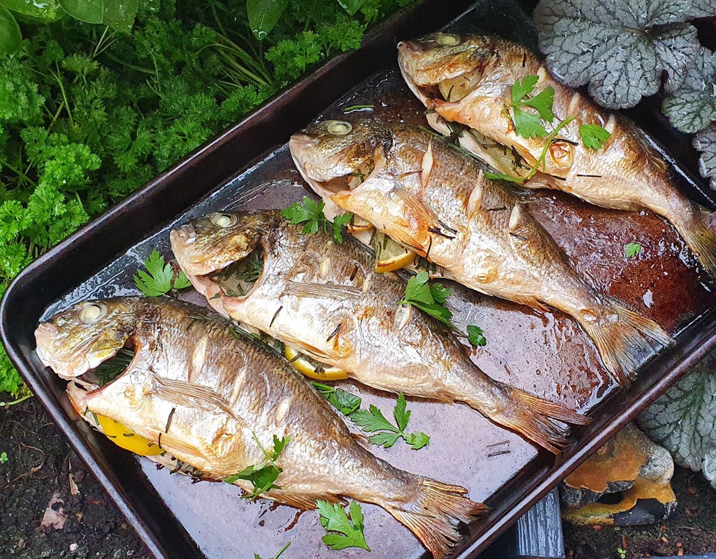 Baked sea bream with lemon and herbs