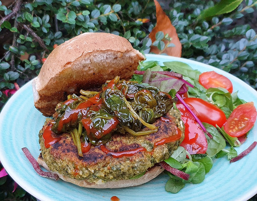 Jackfruit and spinach burger