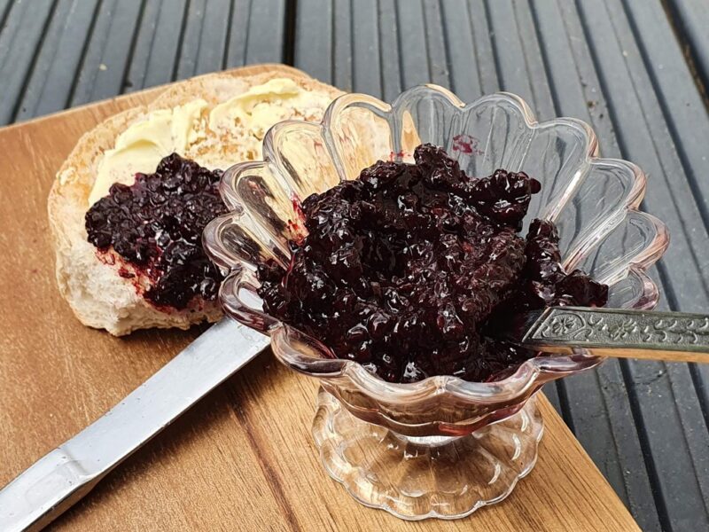 Low-sugar blackberry jam