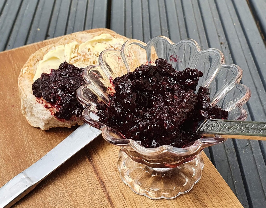 Low-sugar blackberry jam