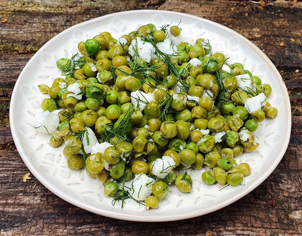 Sauteed green peas with vegan feta