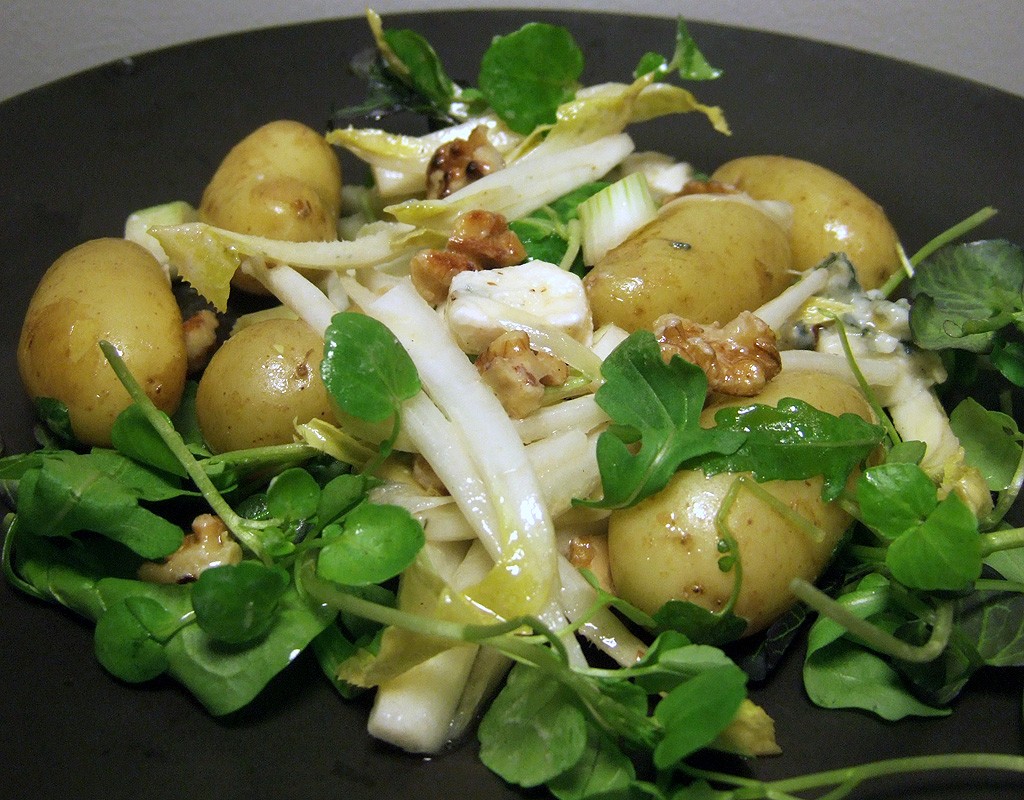 Potato salad with stilton and chicory