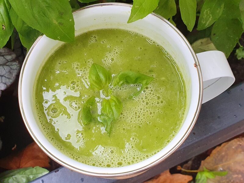 Speedy broccoli and green peas soup