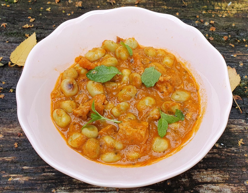 Tempeh and broad beans in baked tomato sauce