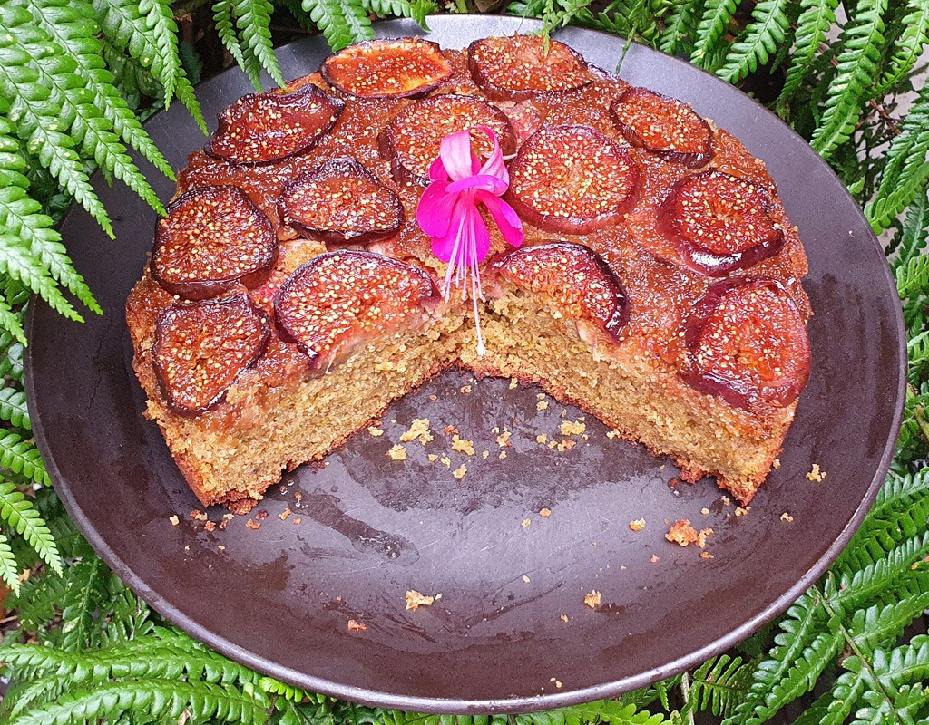 Upside-down pistachio and fig cake