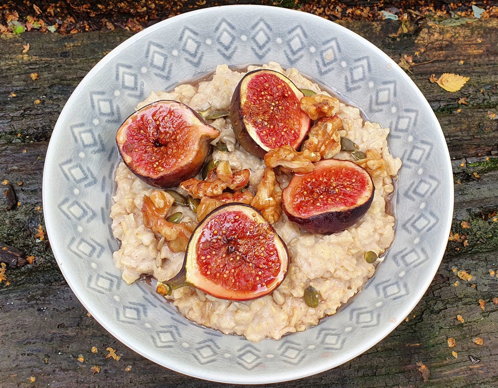 Vegan porridge with baked figs