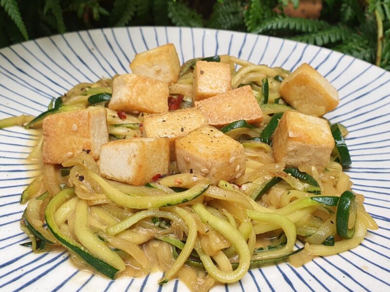 Tofu with creamy courgetti