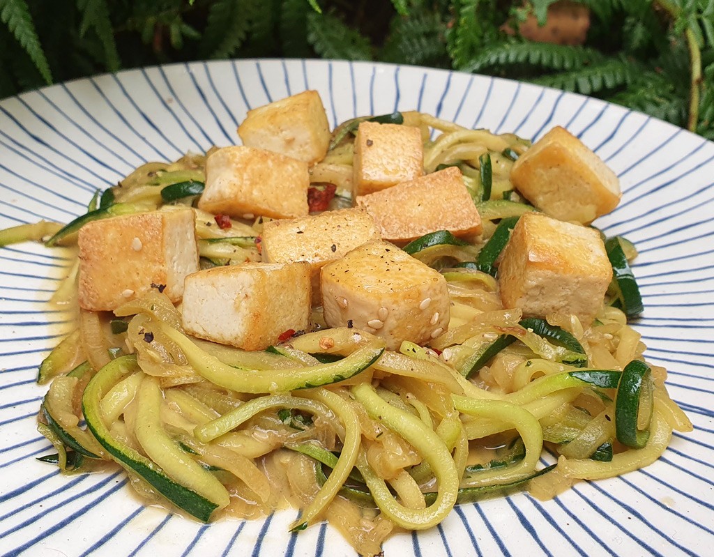 Tofu with creamy courgetti