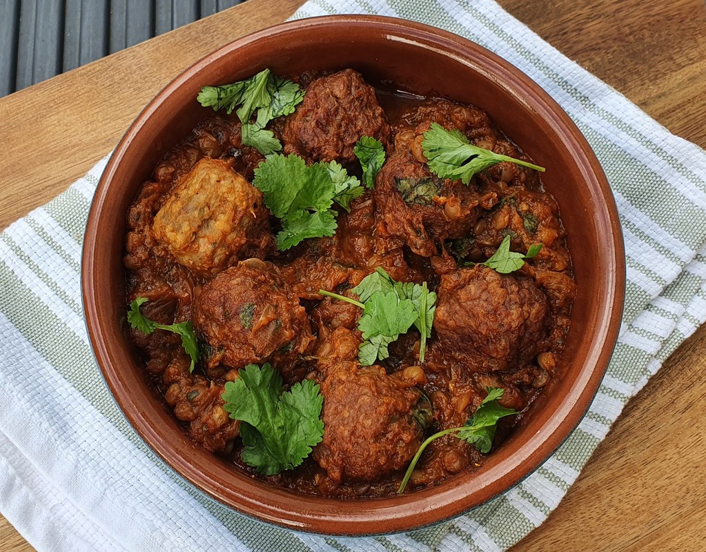 Vegan meatballs in spiced lentil sauce