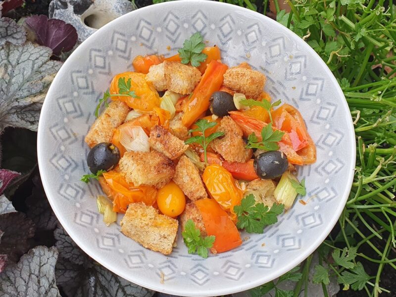 Baked peppers and tomatoes with garlic croutons