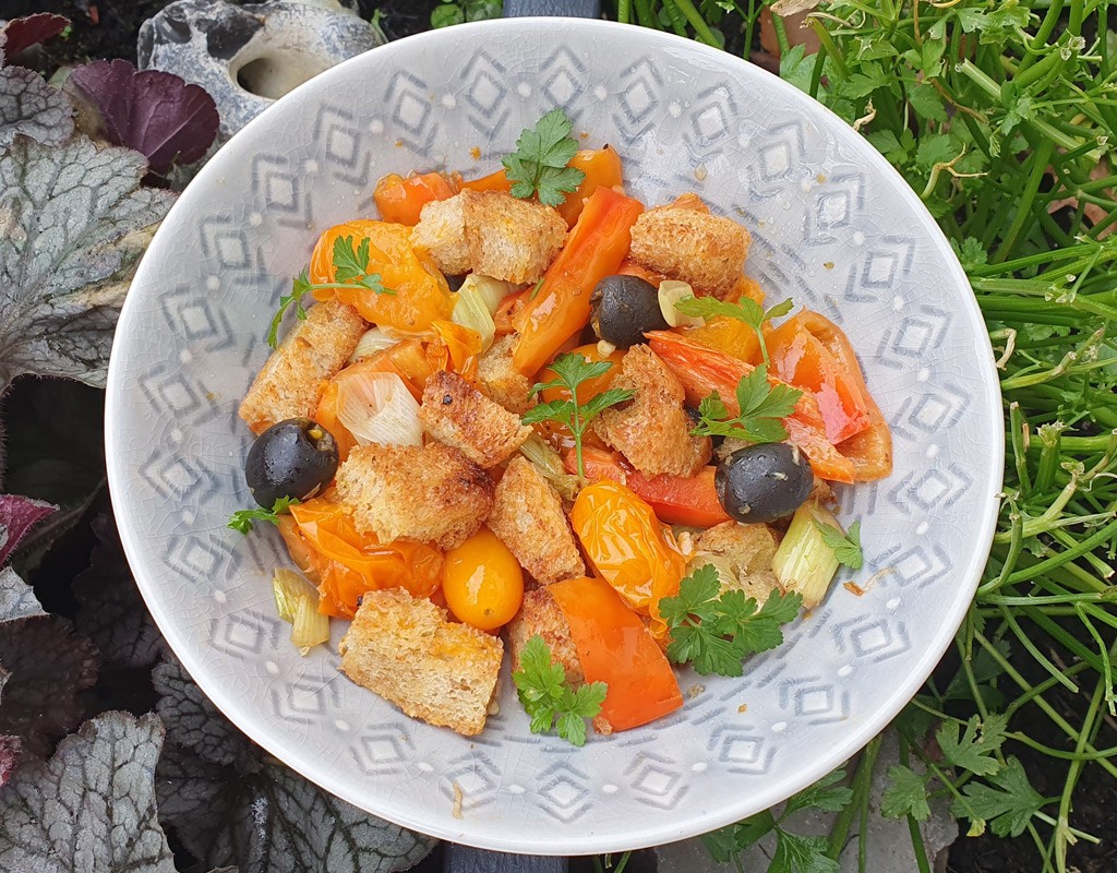 Baked peppers and tomatoes with garlic croutons