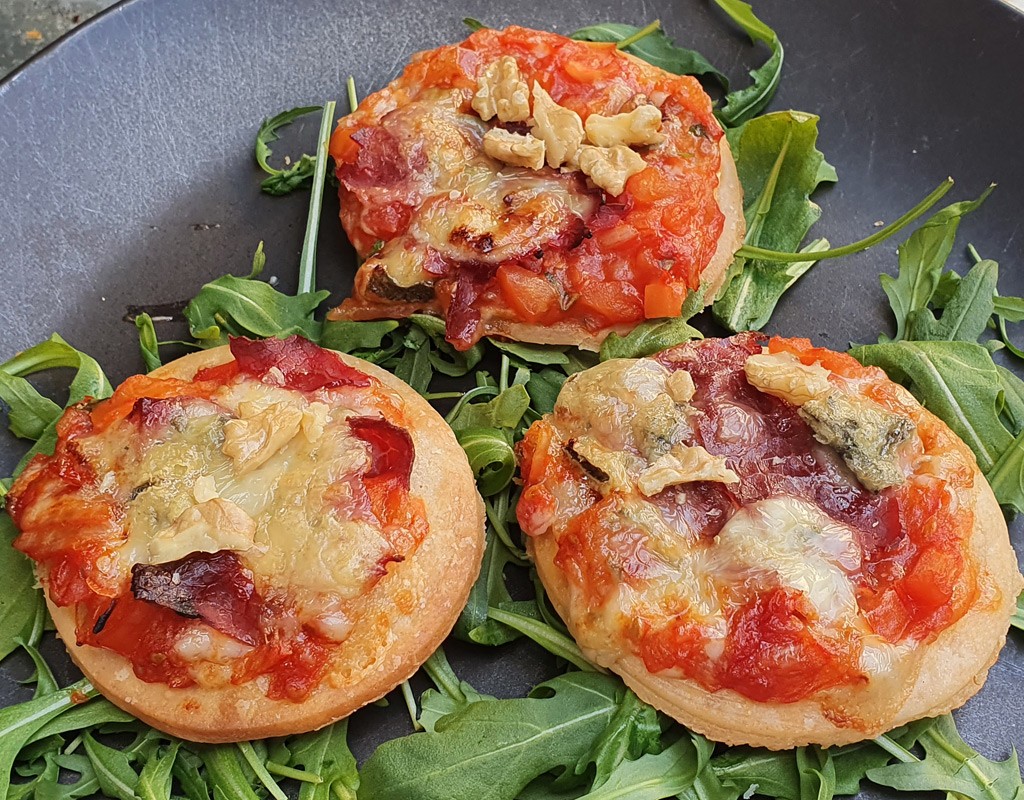 Gorgonzola and Parma ham puff tarts