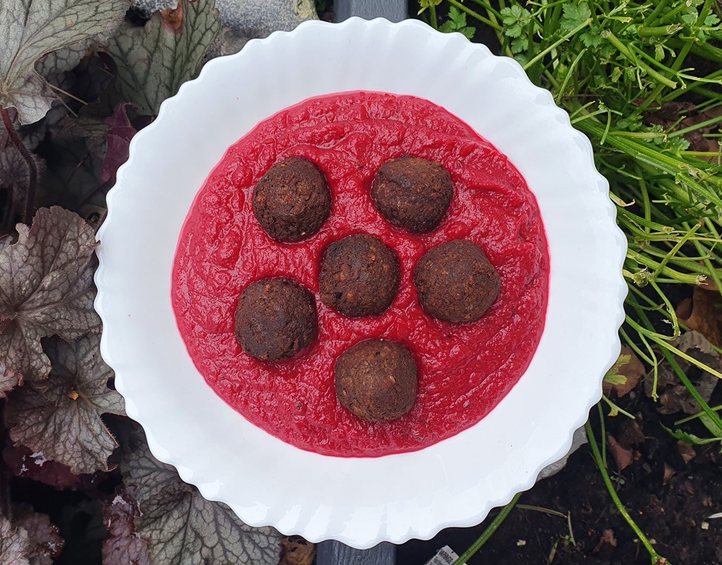 Meatballs in baked sweet potato and beetroot sauce