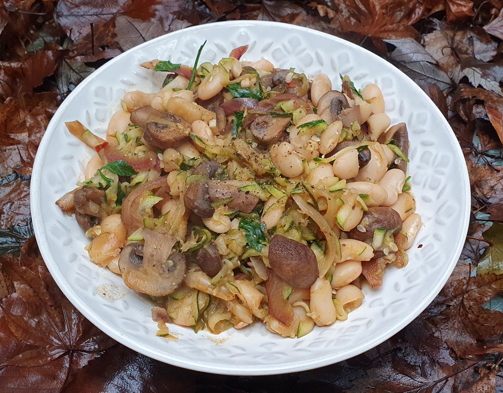 Pan-fried mushrooms with beans and courgette