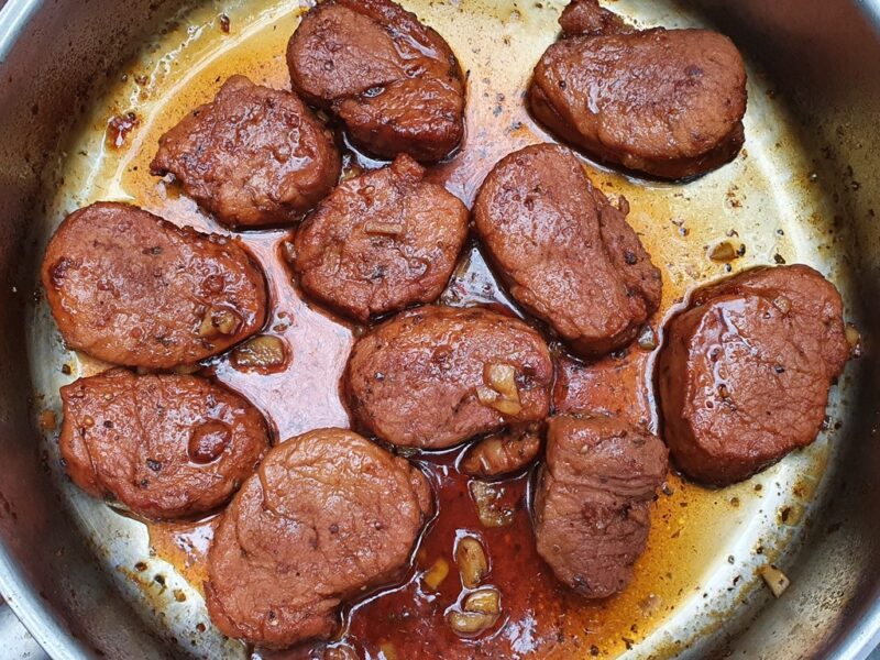 Pork medallions in honey and garlic sauce