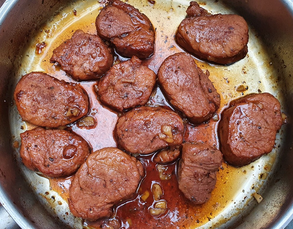 Pork medallions in honey and garlic sauce